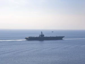 Kapal induk Angkatan Laut Amerika Serikat melintas di perairan Selat Hormuz