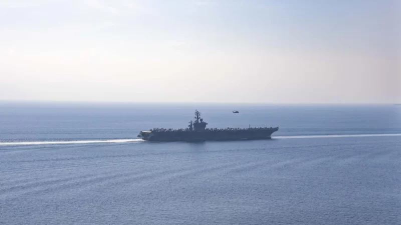 Kapal induk Angkatan Laut Amerika Serikat melintas di perairan Selat Hormuz