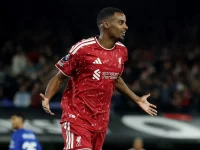 Alexander Isak merayakan gol keduanya untuk Liverpool