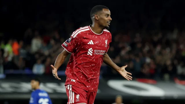 Alexander Isak merayakan gol keduanya untuk Liverpool