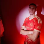 Ivan Mamut berpose mengenakan seragam Persija Jakarta seusai resmi bergabung