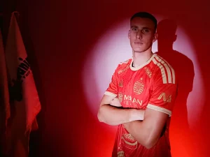 Ivan Mamut berpose mengenakan seragam Persija Jakarta seusai resmi bergabung