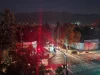 Persimpangan jalan permukiman gelap saat pemadaman listrik di Providencia, Santiago, Chile