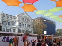 Lapak dan pengunjung Kala Ghoda Arts Festival di bawah hiasan bintang warna-warni, Mumbai, India