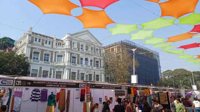 Lapak dan pengunjung Kala Ghoda Arts Festival di bawah hiasan bintang warna-warni, Mumbai, India