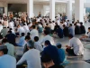 Ilustrasi jemaah laki-laki duduk berbaris di dalam ruang masjid