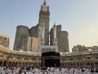 Jemaah mengelilingi Kakbah di Masjidil Haram, Kota Mekah