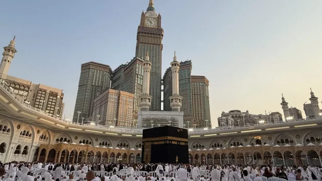 Jemaah mengelilingi Kakbah di Masjidil Haram, Kota Mekah