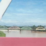 Jembatan berpelengkung di Sarolangun membentang di atas air sungai yang keruh kecokelatan