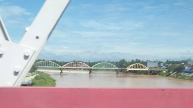 Jembatan berpelengkung di Sarolangun membentang di atas air sungai yang keruh kecokelatan