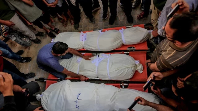 Pemakaman warga Palestina yang tewas dalam serangan udara Israel di Kota Gaza