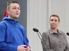 Jens-Frederik Nielsen dan Mette Frederiksen berbicara di podium dalam konferensi pers bersama