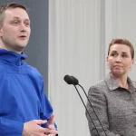 Jens-Frederik Nielsen dan Mette Frederiksen berbicara di podium dalam konferensi pers bersama