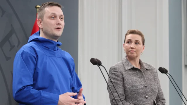 Jens-Frederik Nielsen dan Mette Frederiksen berbicara di podium dalam konferensi pers bersama