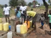 Warga mengisi jeriken di keran air bersih permukiman pengungsi Rhino Camp, Uganda