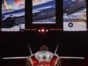 Jet tempur F-35A tampak dari depan di atas panggung saat acara serah terima di Fort Worth Texas