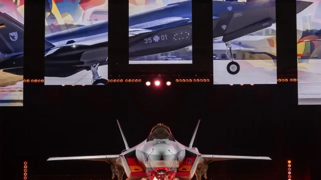 Jet tempur F-35A tampak dari depan di atas panggung saat acara serah terima di Fort Worth Texas
