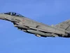 Jet tempur Eurofighter Typhoon berlambang Angkatan Udara Italia mengudara
