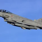 Jet tempur Eurofighter Typhoon berlambang Angkatan Udara Italia mengudara