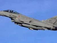 Jet tempur Eurofighter Typhoon berlambang Angkatan Udara Italia mengudara