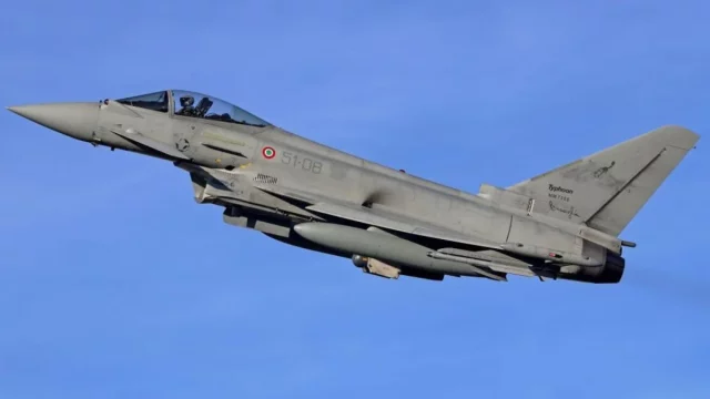 Jet tempur Eurofighter Typhoon berlambang Angkatan Udara Italia mengudara