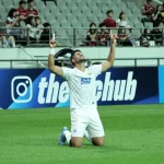 Bek Persib Julio Cesar merayakan gol ke gawang FC Seoul di Stadion Piala Dunia Seoul