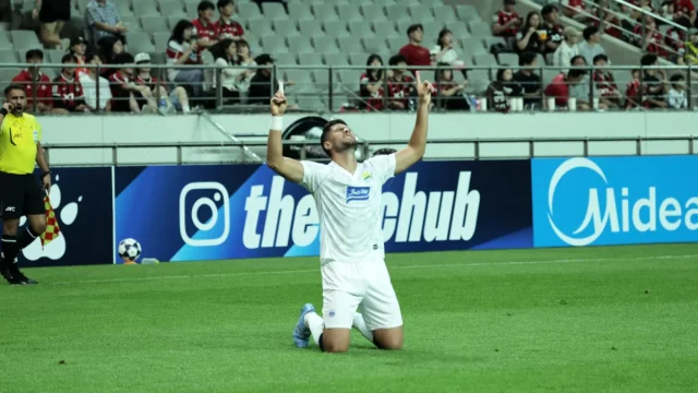 Bek Persib Julio Cesar merayakan gol ke gawang FC Seoul di Stadion Piala Dunia Seoul