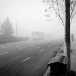 Kabut asap polusi udara menyelimuti jalanan Kota Qingdao, Tiongkok.