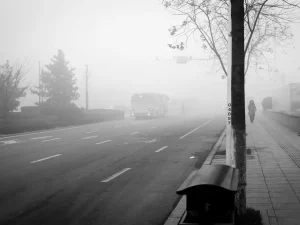 Kabut asap polusi udara menyelimuti jalanan Kota Qingdao, Tiongkok.