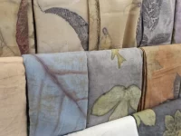 Contoh kain bermotif daun hasil teknik ecoprint buatan UMKM Sumatra Utara