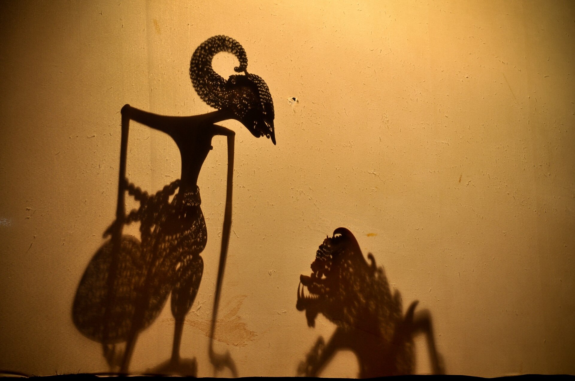 Wayang kulit tokoh Arjuna dan Buto Cakil pada sebuah pertunjukan di Semarang, Jawa Tengah.