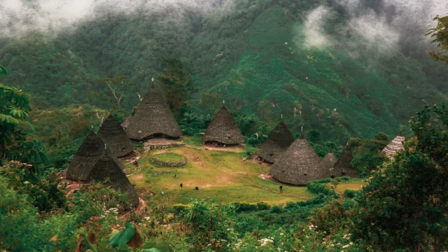 Rumah adat Mbaru Niang beratap ijuk berbentuk kerucut di Kampung Wae Rebo, Manggarai