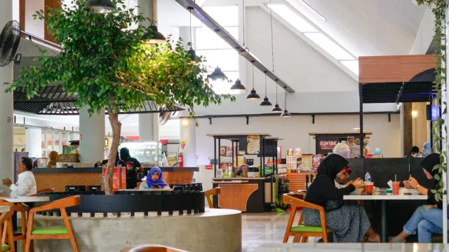Suasana Kantin Pusat ITS dengan tenant yang telah tersertifikasi halal