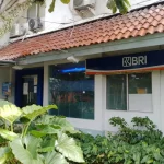 Kantor layanan Bank BRI beratap genting di kawasan Kampus Polimedia Jakarta