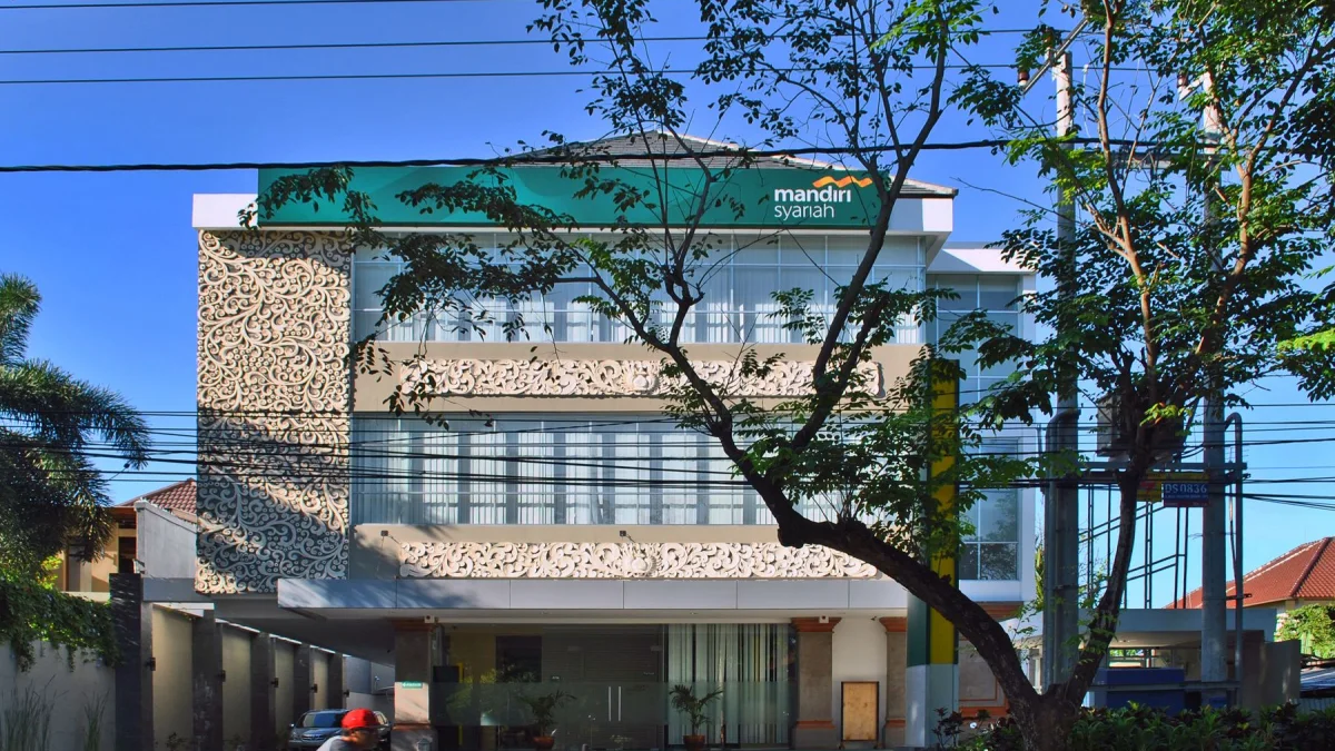 Gedung kantor Bank Syariah Mandiri berlantai tiga di tepi jalan kota Denpasar, Bali