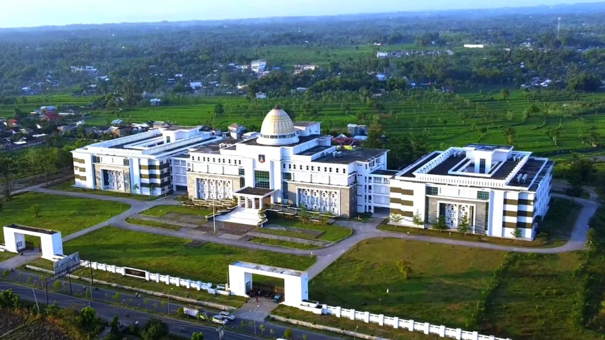 Kompleks Kantor Bupati Lombok Tengah berkubah putih dikelilingi hamparan sawah dari udara