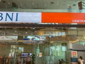 Pintu masuk kantor cabang Bank Negara Indonesia di pusat belanja Central Park, Jakarta