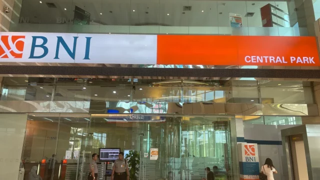 Pintu masuk kantor cabang Bank Negara Indonesia di pusat belanja Central Park, Jakarta