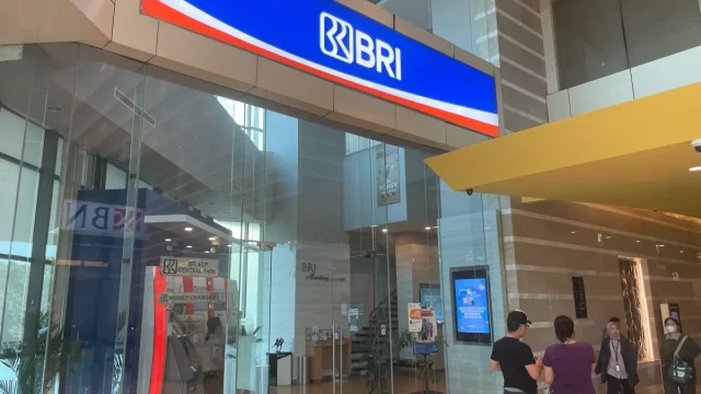 Muka kantor cabang Bank Rakyat Indonesia di pusat belanja Central Park Jakarta