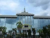 Gedung Kantor Gubernur Kalimantan Timur berdinding kaca di Samarinda dikelilingi pohon palem