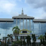 Gedung Kantor Gubernur Kalimantan Timur berdinding kaca di Samarinda dikelilingi pohon palem