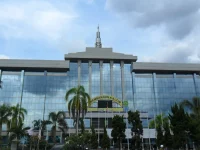 Gedung Kantor Gubernur Kalimantan Timur berdinding kaca di Samarinda dikelilingi pohon palem