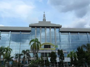 Gedung Kantor Gubernur Kalimantan Timur berdinding kaca di Samarinda dikelilingi pohon palem