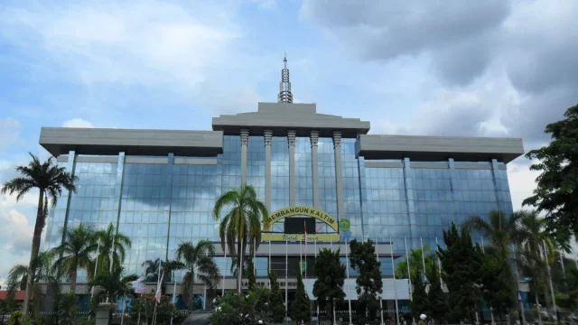 Gedung Kantor Gubernur Kalimantan Timur berdinding kaca di Samarinda dikelilingi pohon palem