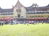 Kantor Gubernur Sumatera Barat dengan halaman yang dipenuhi peserta apel