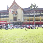 Kantor Gubernur Sumatera Barat dengan halaman yang dipenuhi peserta apel