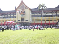 Kantor Gubernur Sumatera Barat dengan halaman yang dipenuhi peserta apel