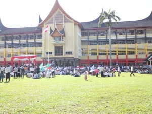 Kantor Gubernur Sumatera Barat dengan halaman yang dipenuhi peserta apel