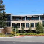 Gedung perkantoran Netflix di Los Gatos, California, dengan papan nama di tepi jalan