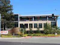 Gedung perkantoran Netflix di Los Gatos, California, dengan papan nama di tepi jalan